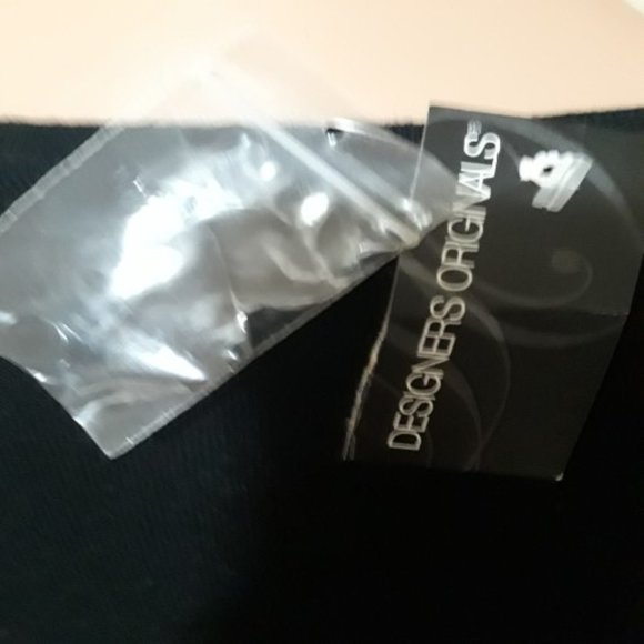 DESIGNERS ORIGINALS BLACK W/WHITE EMBROIDERED FLOWERS SHORT SWEATER SIZE S NWT - Picture 4 of 6